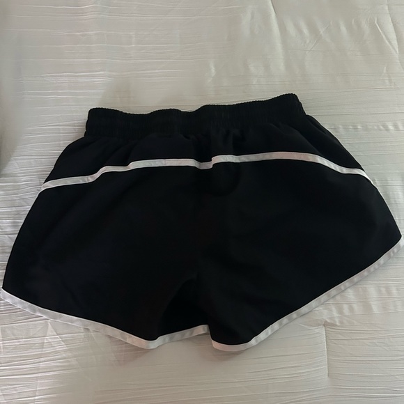 Basic black short - Picture 2 of 2